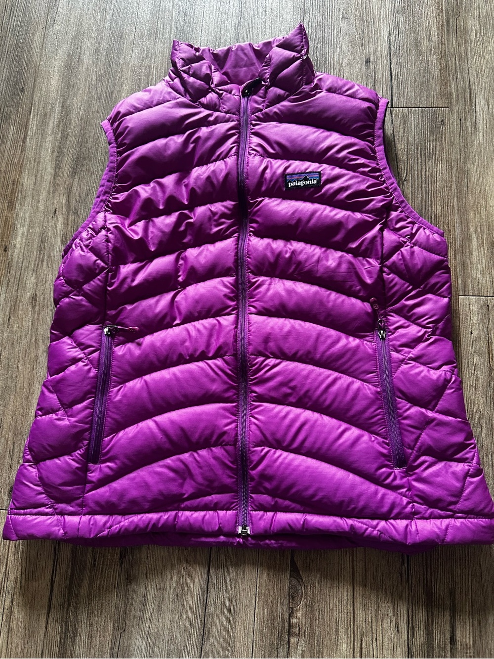 Patagonia Puffer Vest Women's medium Magenta Pink with Teal Interior